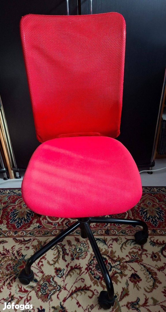Piros gurulós szék