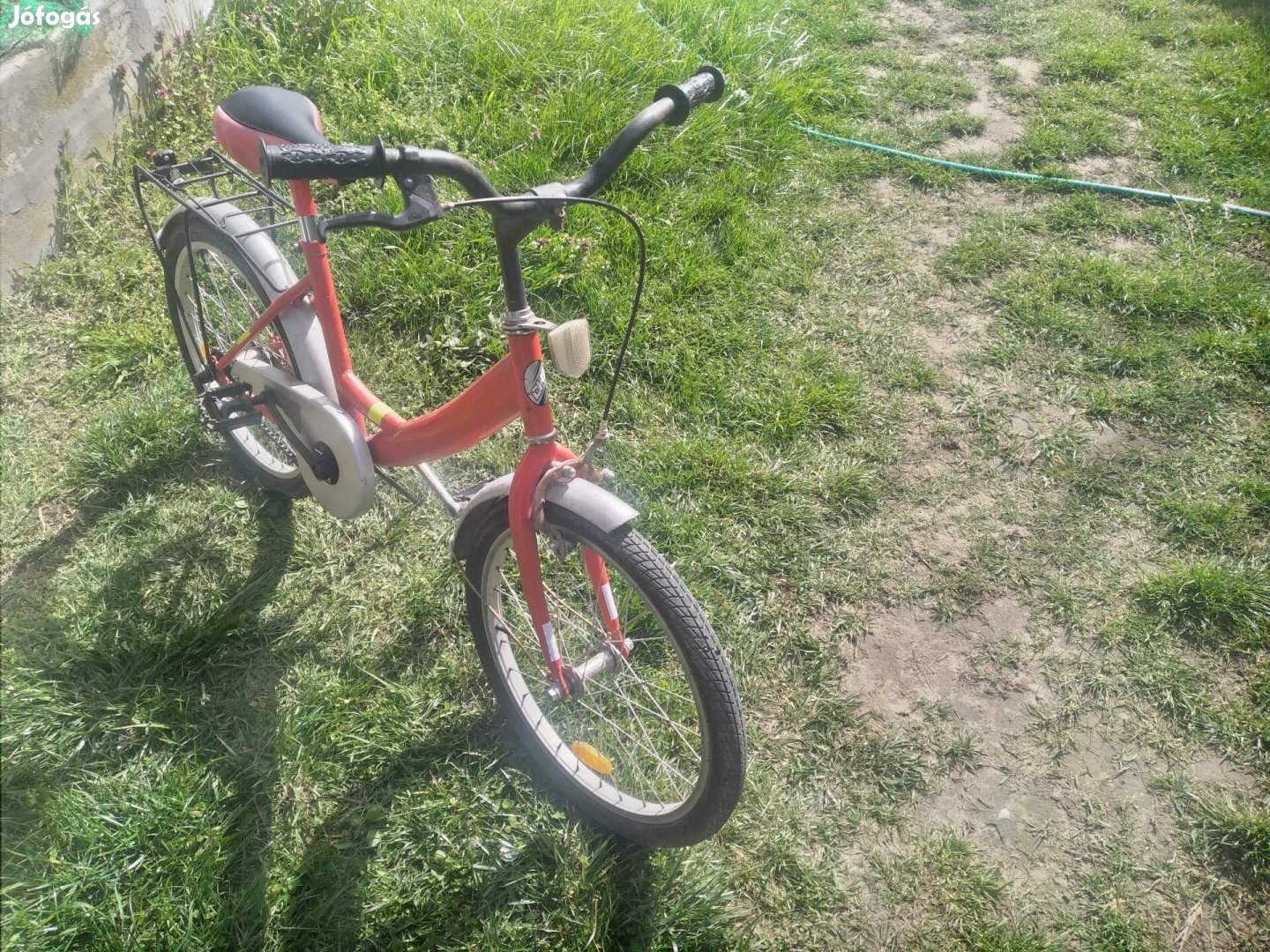Piros gyerek kerékpár alkatrésznek