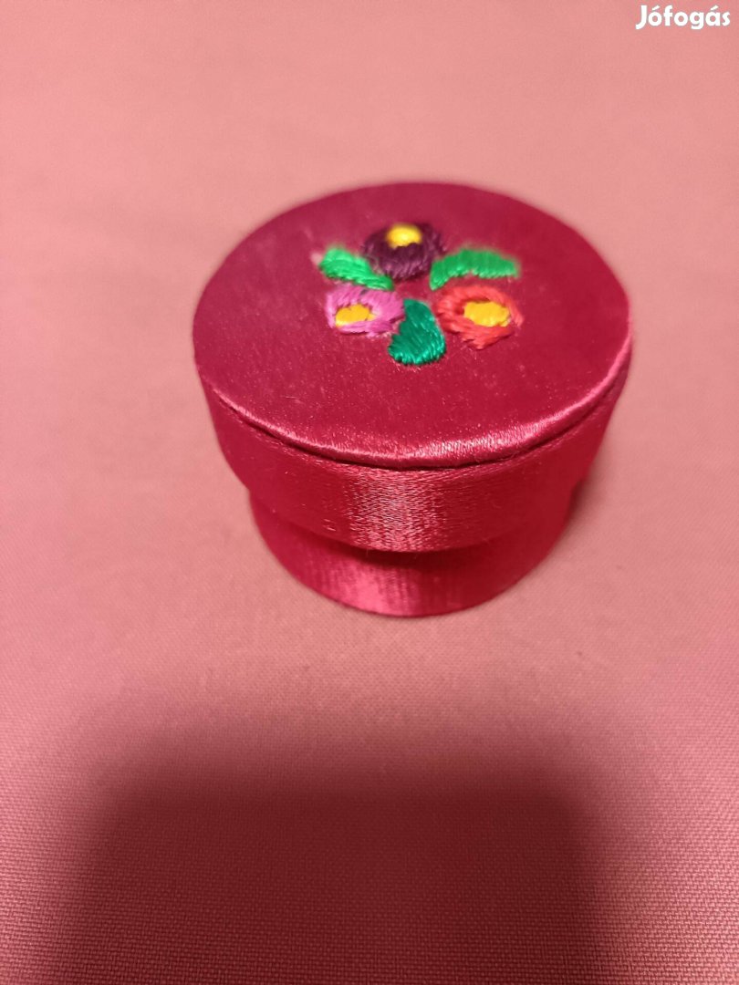 Piros hímzéses dísz textil doboz tároló tartó eladó !