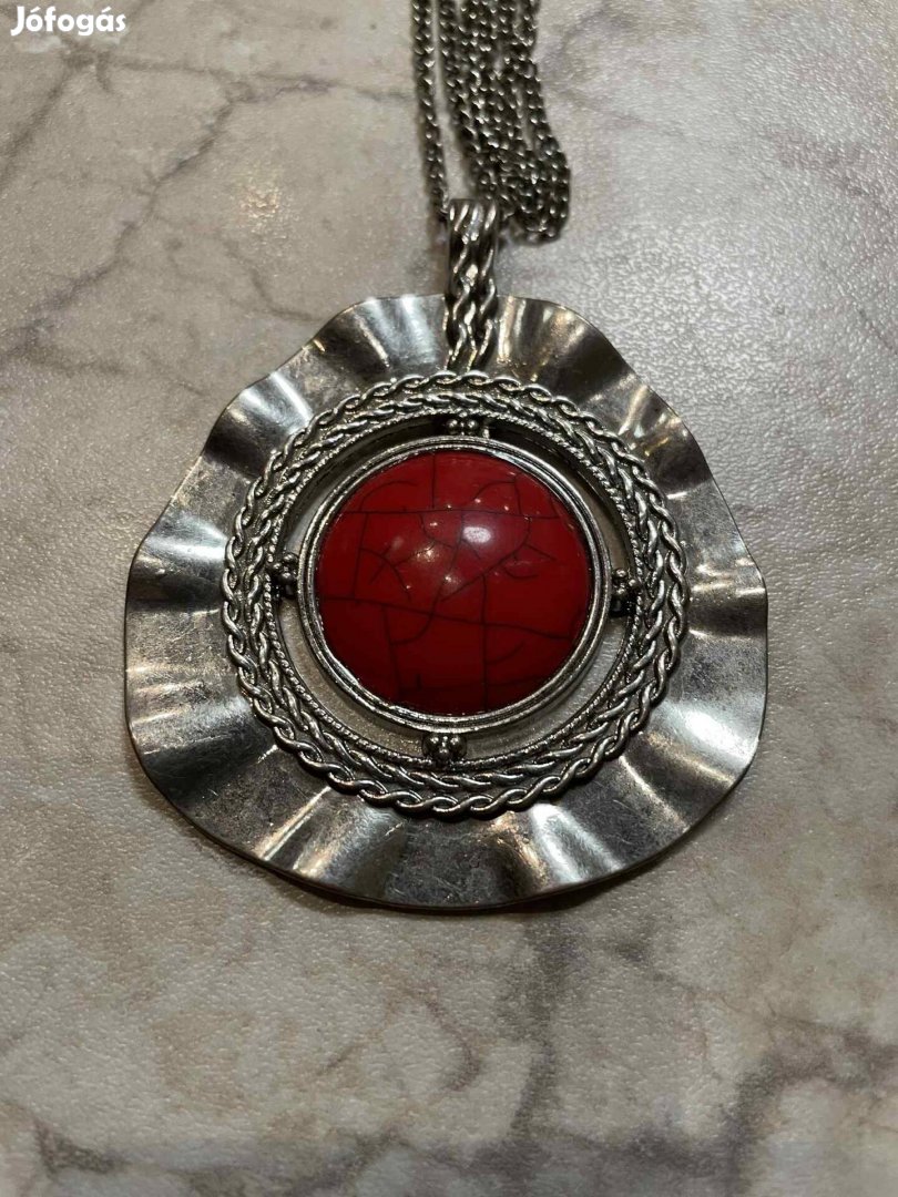 Piros howlit ásvány ezüst színű nagy medál