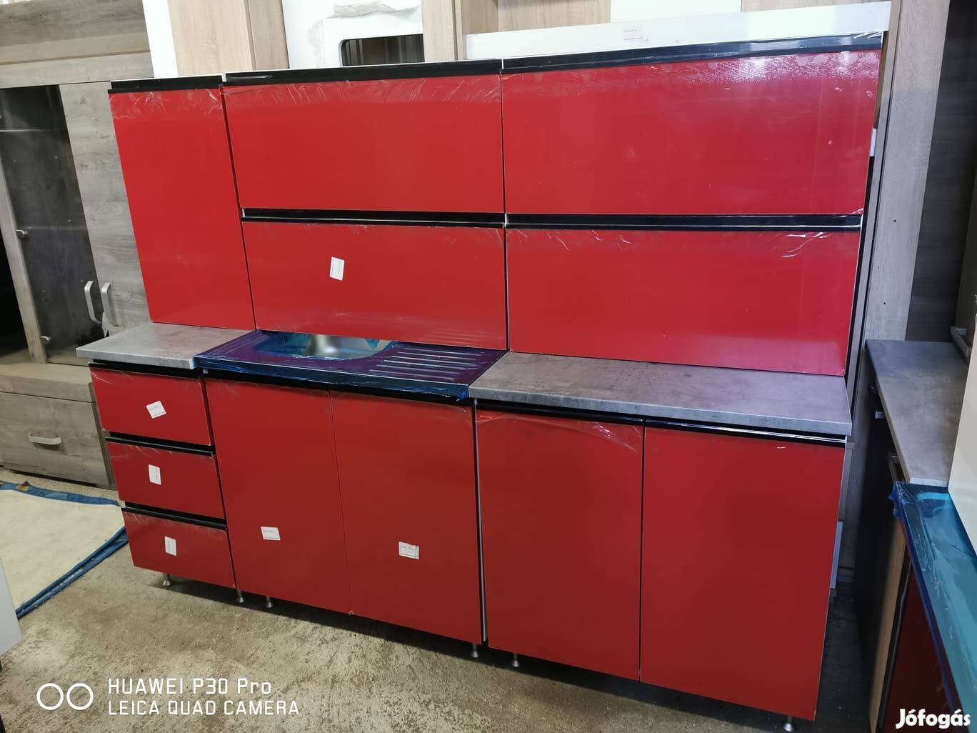 Piros magasfényű konyhabútor új áruhitelre is eladó 160 e Ft