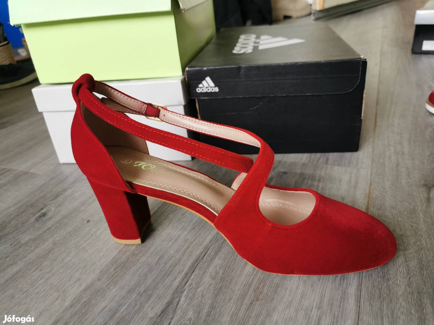 Piros magassarkú cipő eladó, menyecske cipő, 40-es méretű