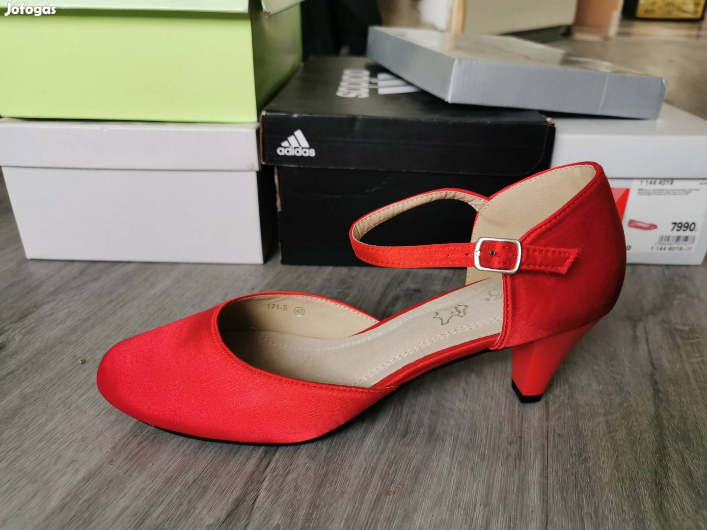 Piros magassarkú cipő eladó, menyecske cipő, 40-es méretű 