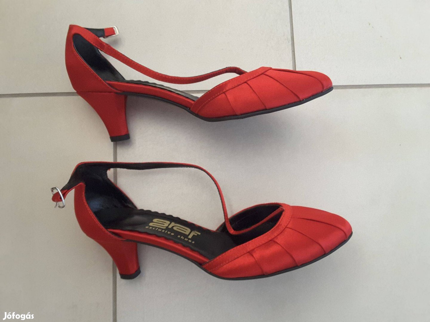 Piros menyecske cipő