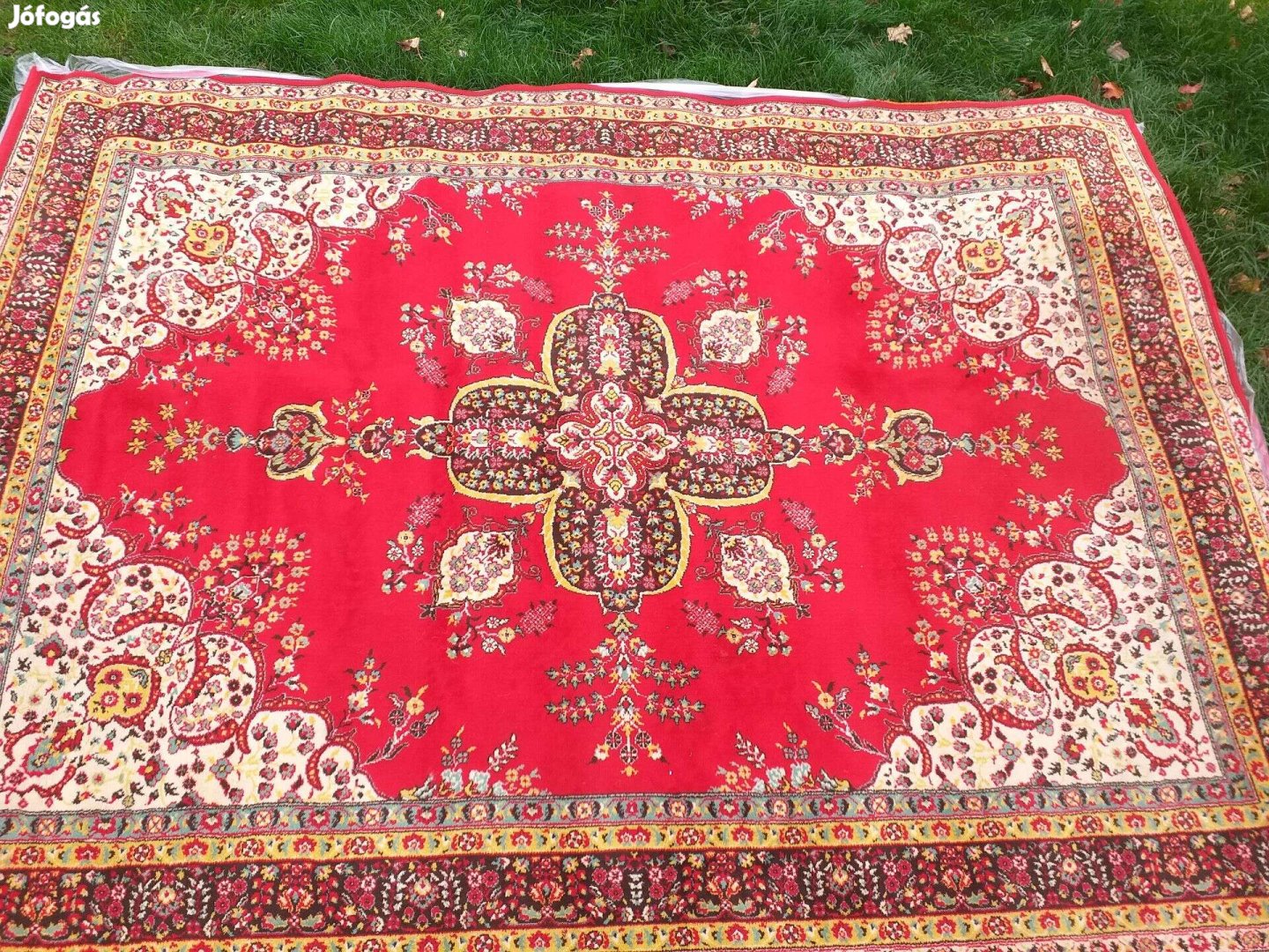 Piros mű perzsa szőnyeg