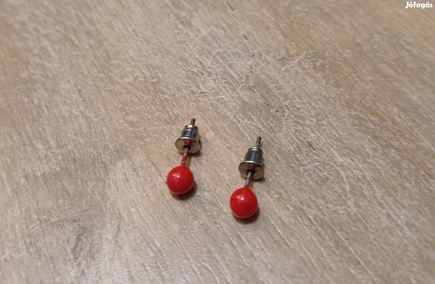 Piros műanyag fülbevaló