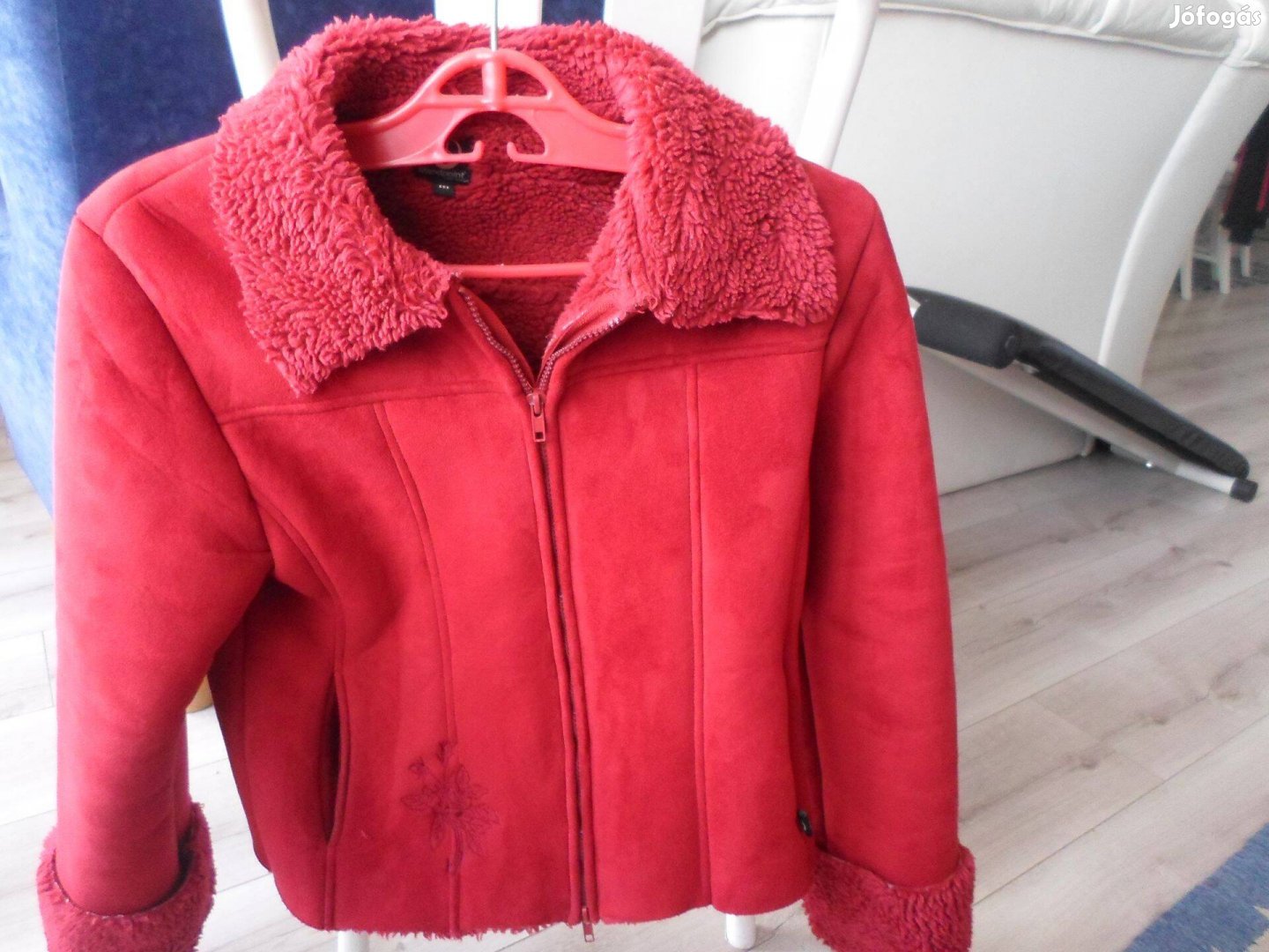 Piros műszőrme bunda, derékig érő, mértéktartó hímzéssel, "M" méret