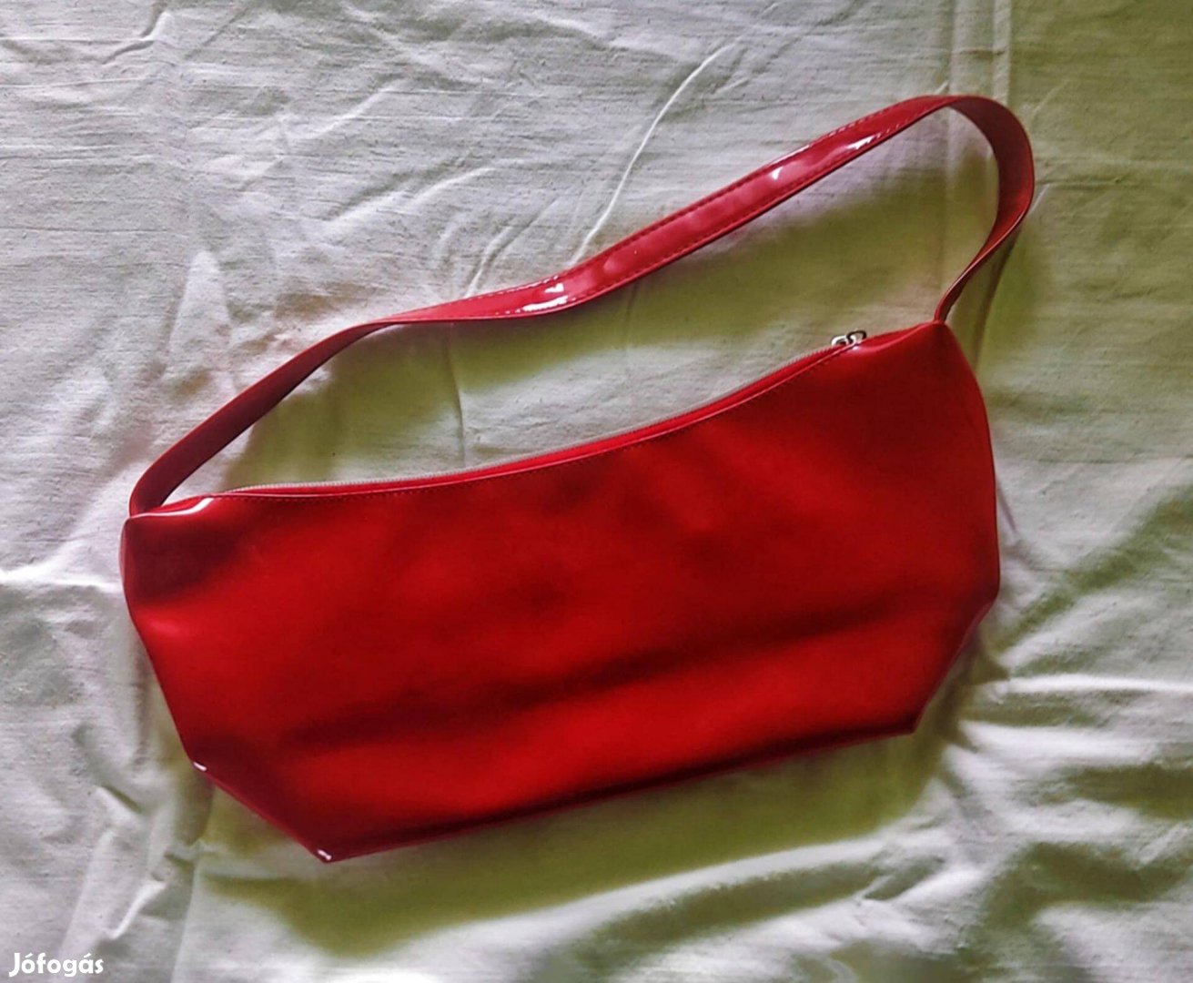 Piros női lakktáska