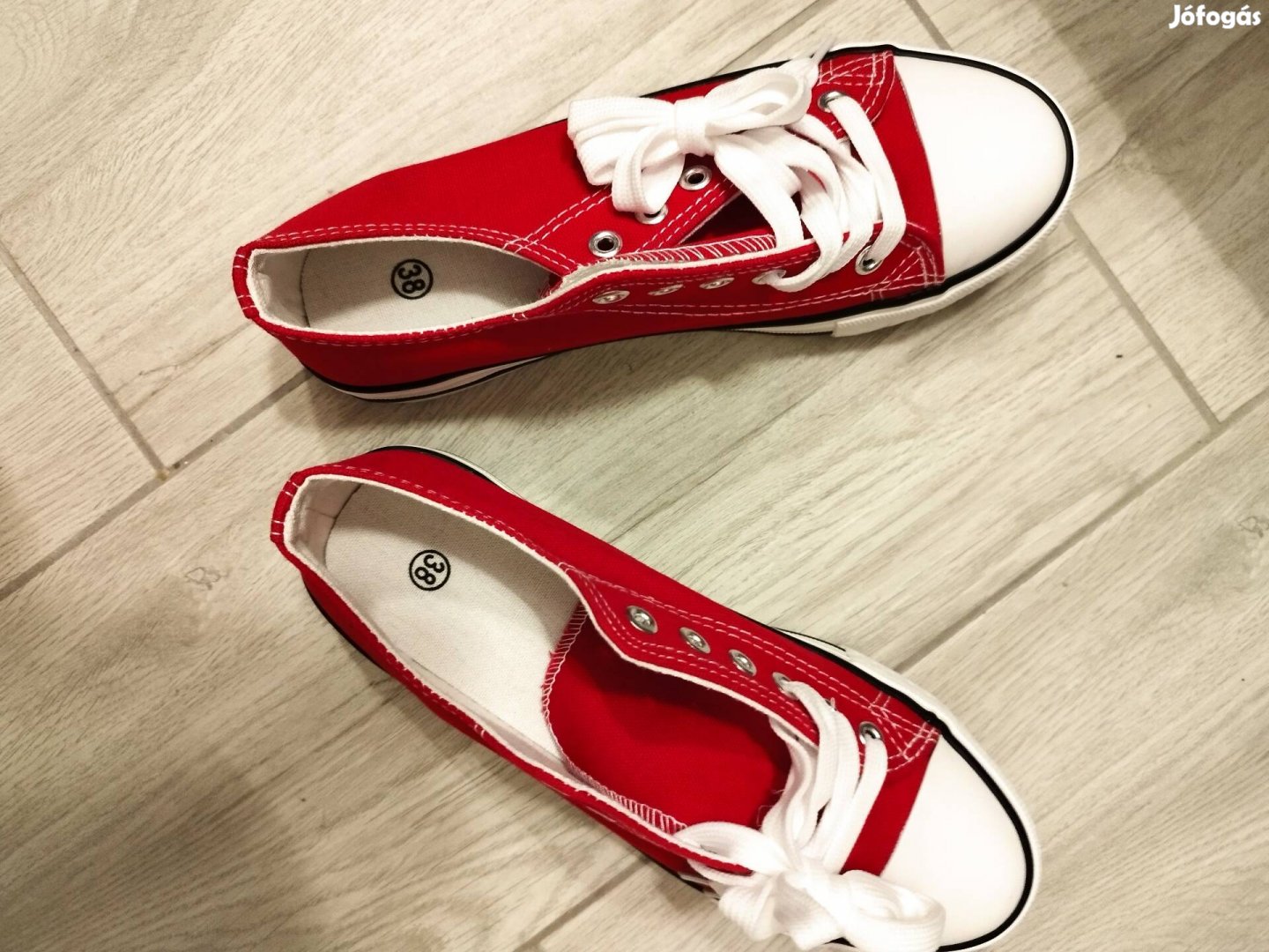 Piros női tornacipő 