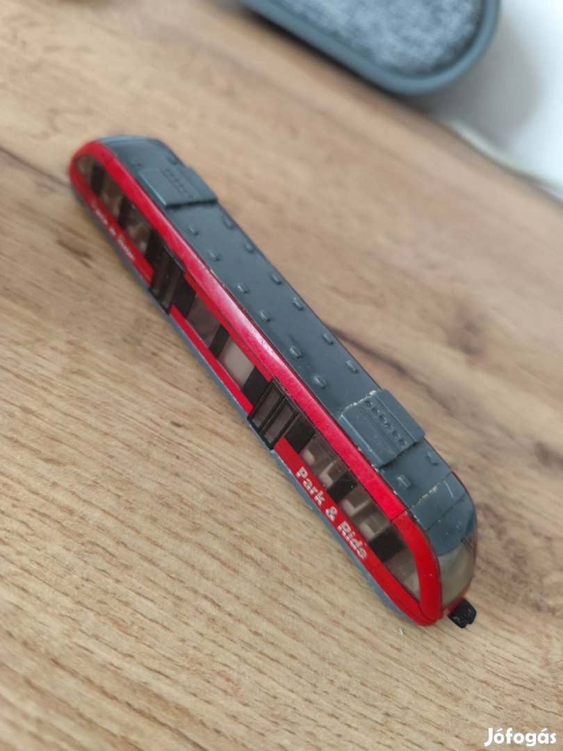 Piros összekötős vonat matchbox