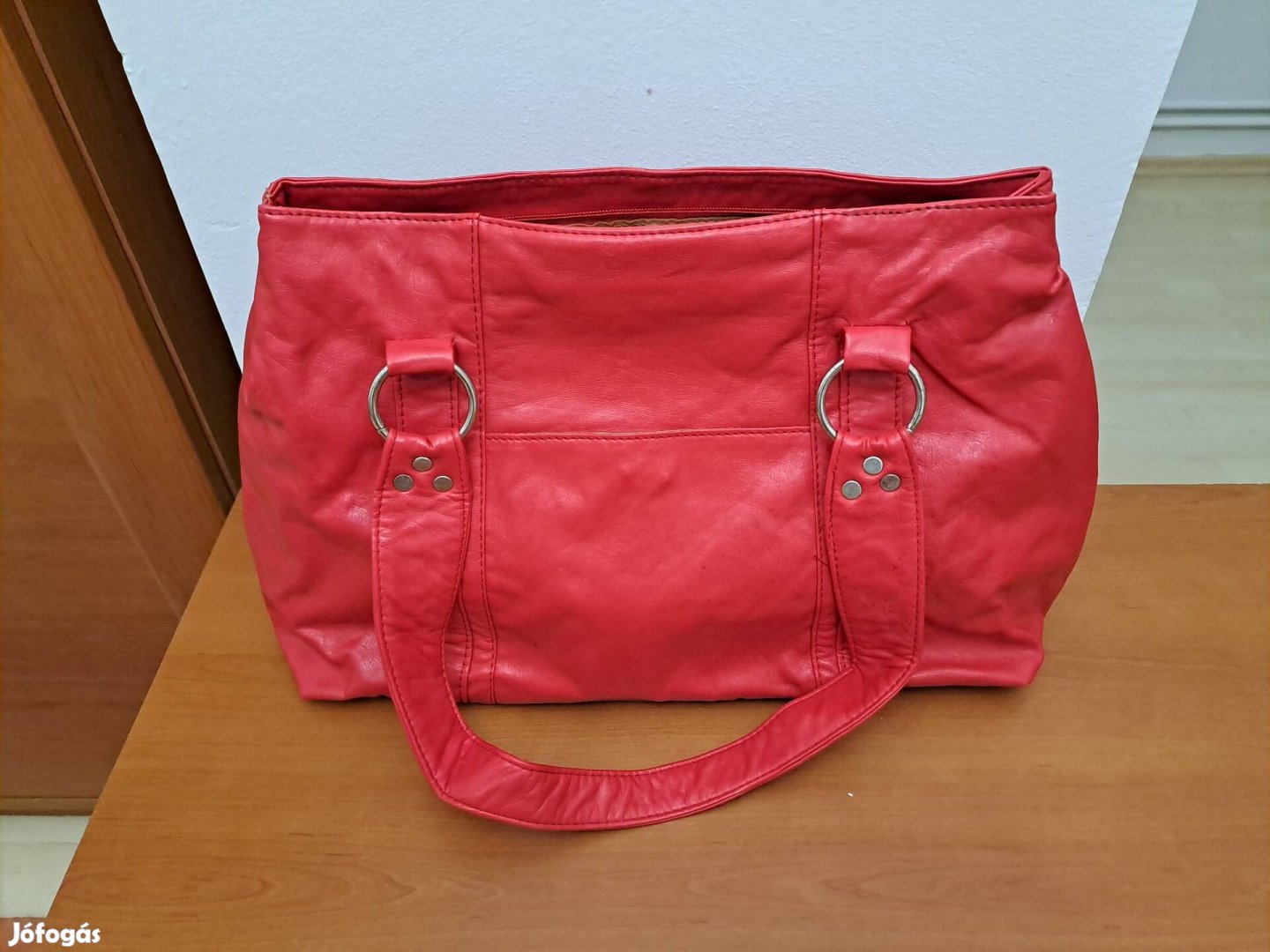 Piros pakolós táska