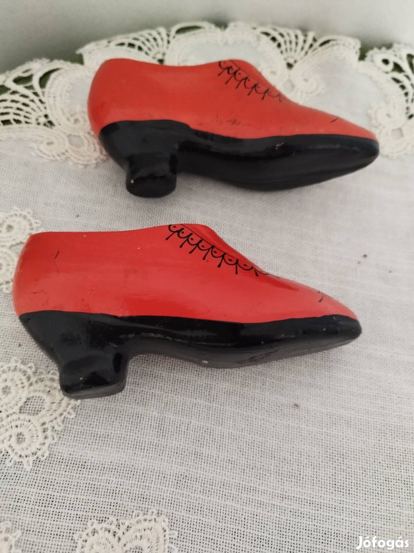 Piros porcelán tanc cipőcskék