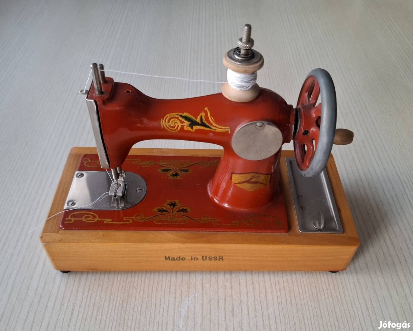 Piros retro varrógép gyűjtőknek, gyerekeknek
