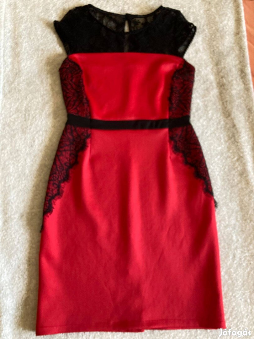 Piros ruha fekete csipkebetéttel 38-as
