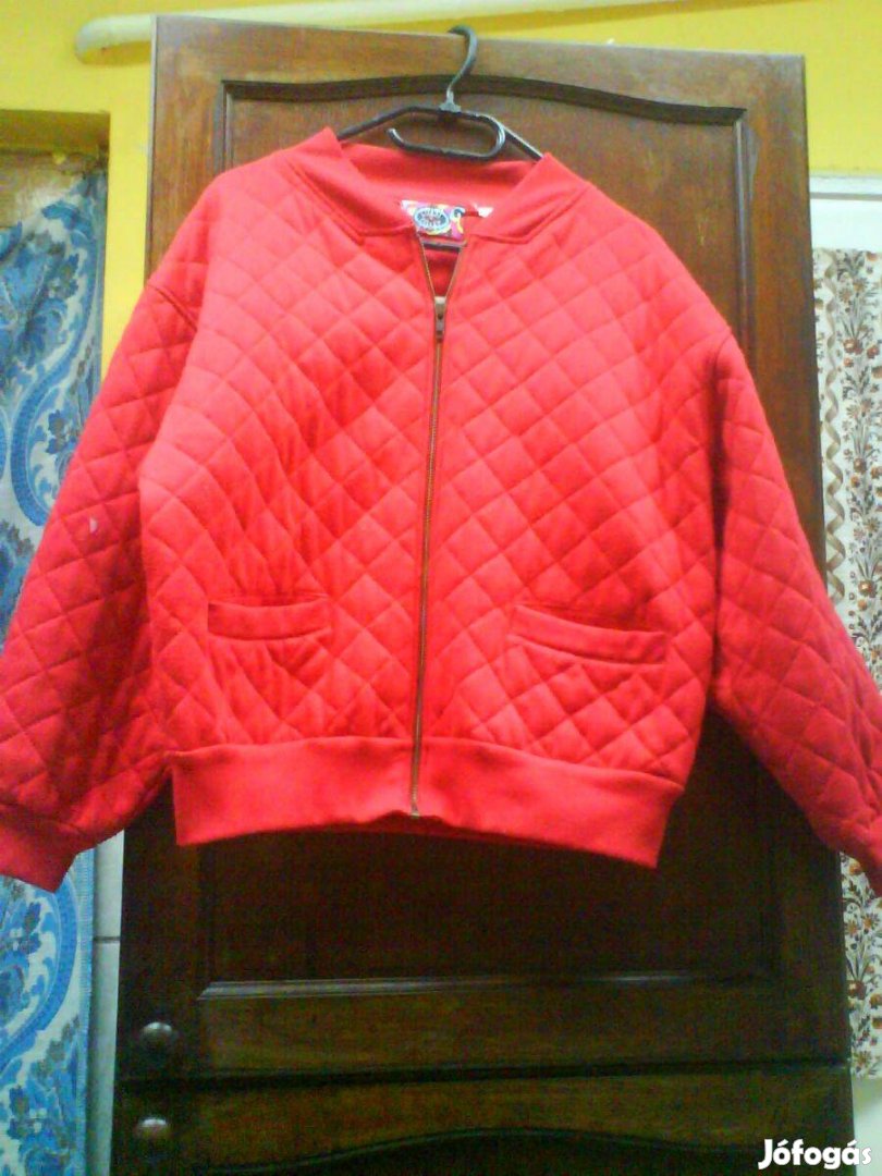 Piros steppelt dzseki