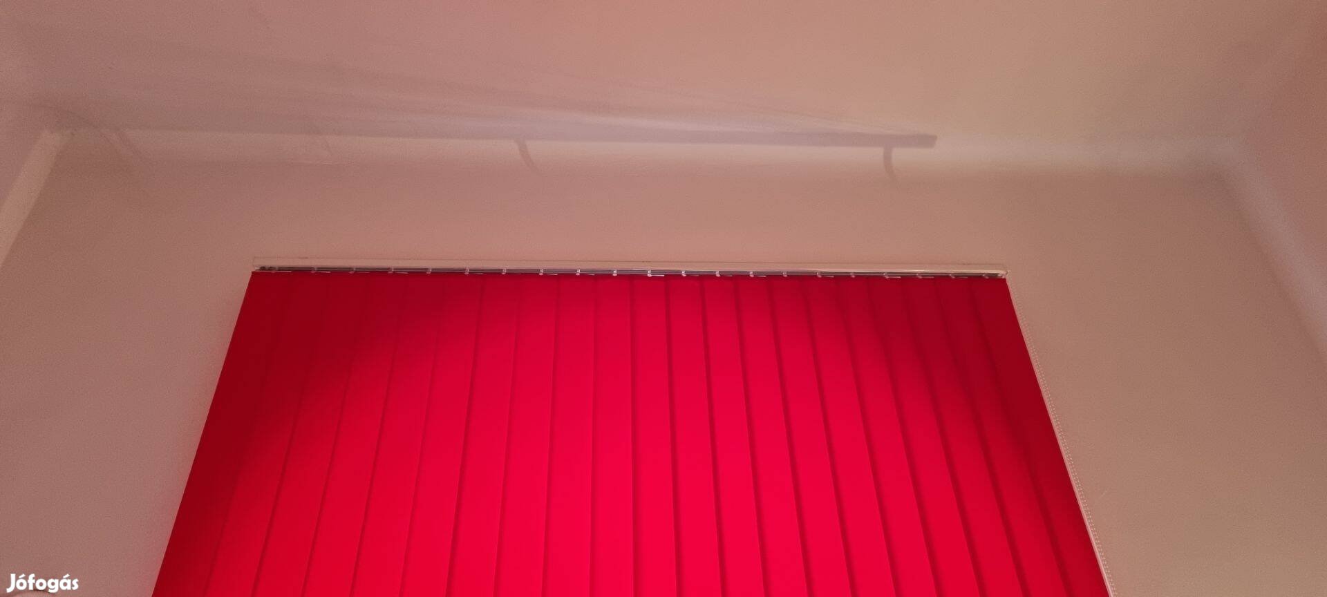 Piros szalagfüggöny eladó 200 x 250 cm,van más méretben is
