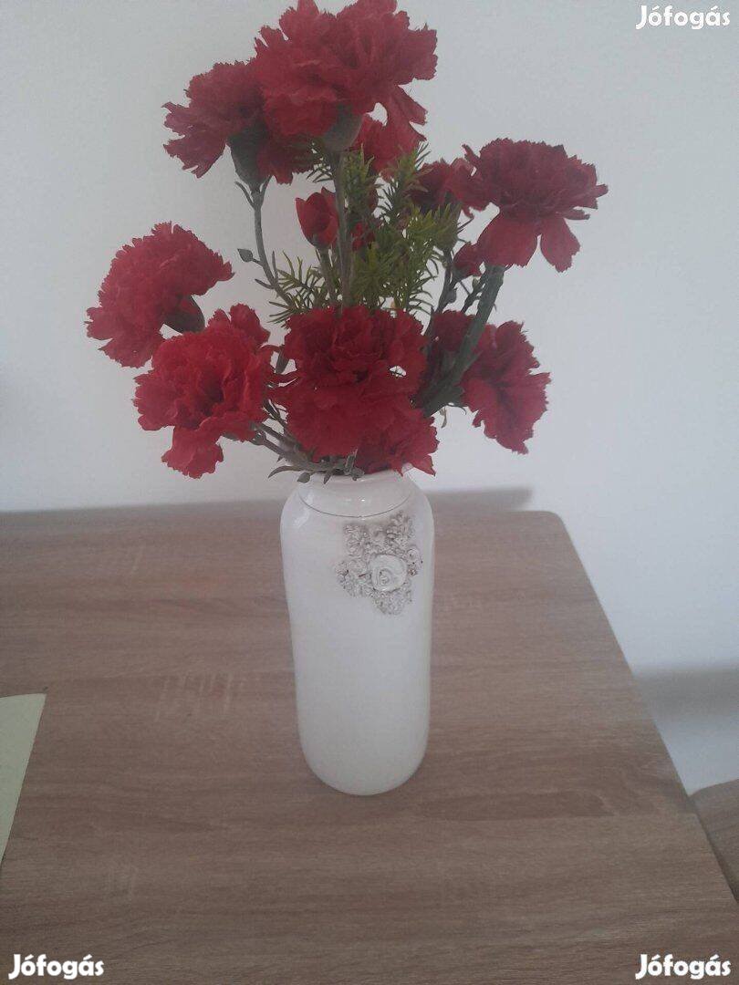 Piros szegfűk vázában