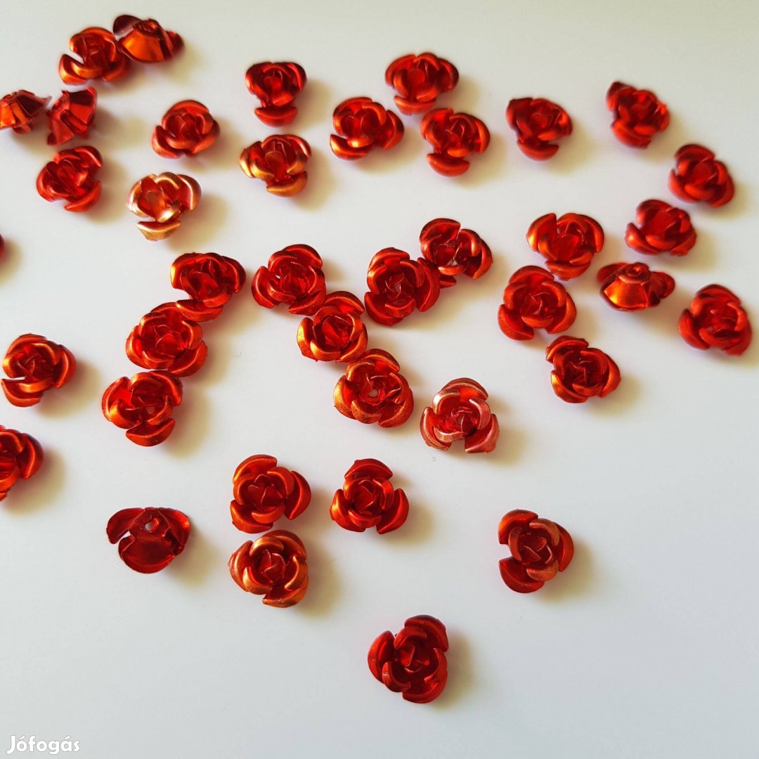 Piros színű miniatűr fém rózsa dísz, díszítő elem darabra