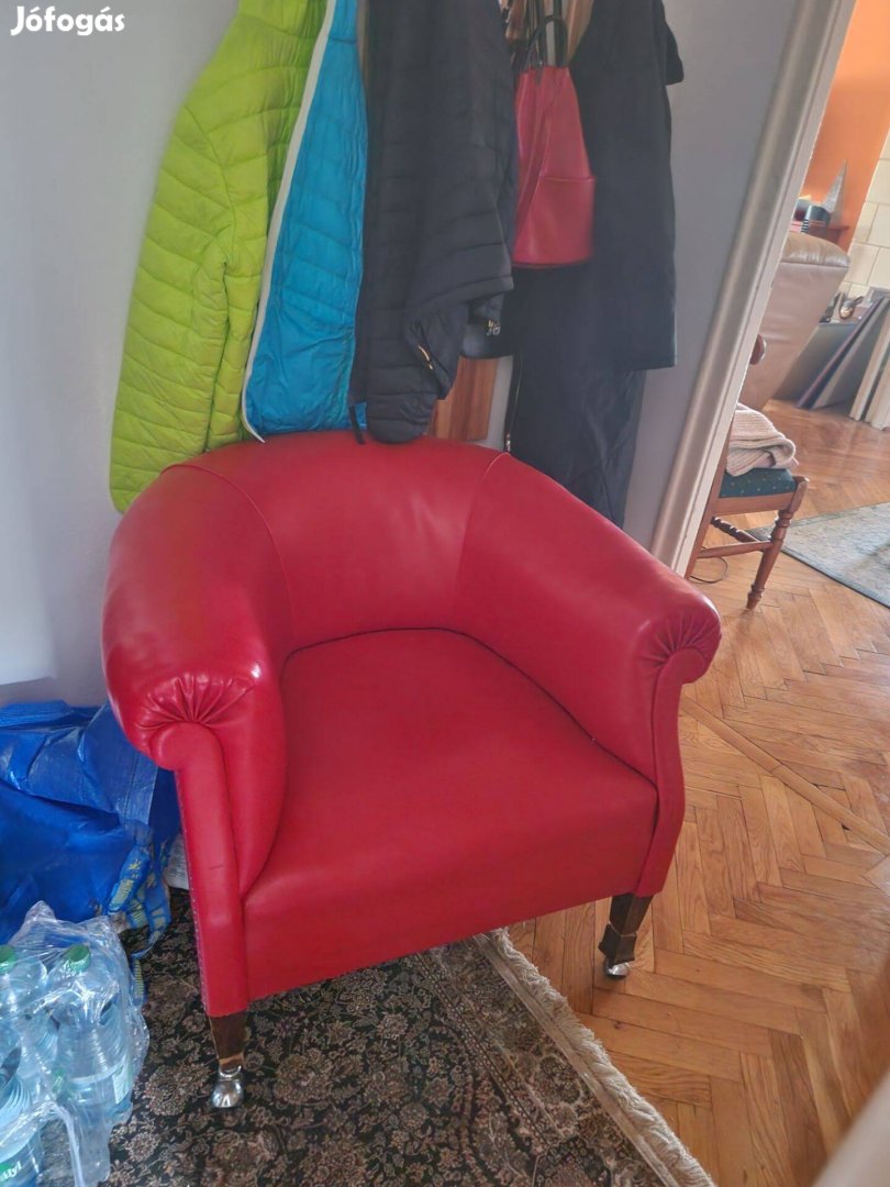 Piros színű műbőr huzatú fotelek