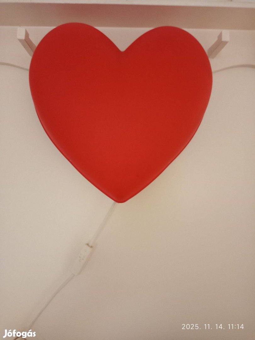 Piros szív alakú falilámpa