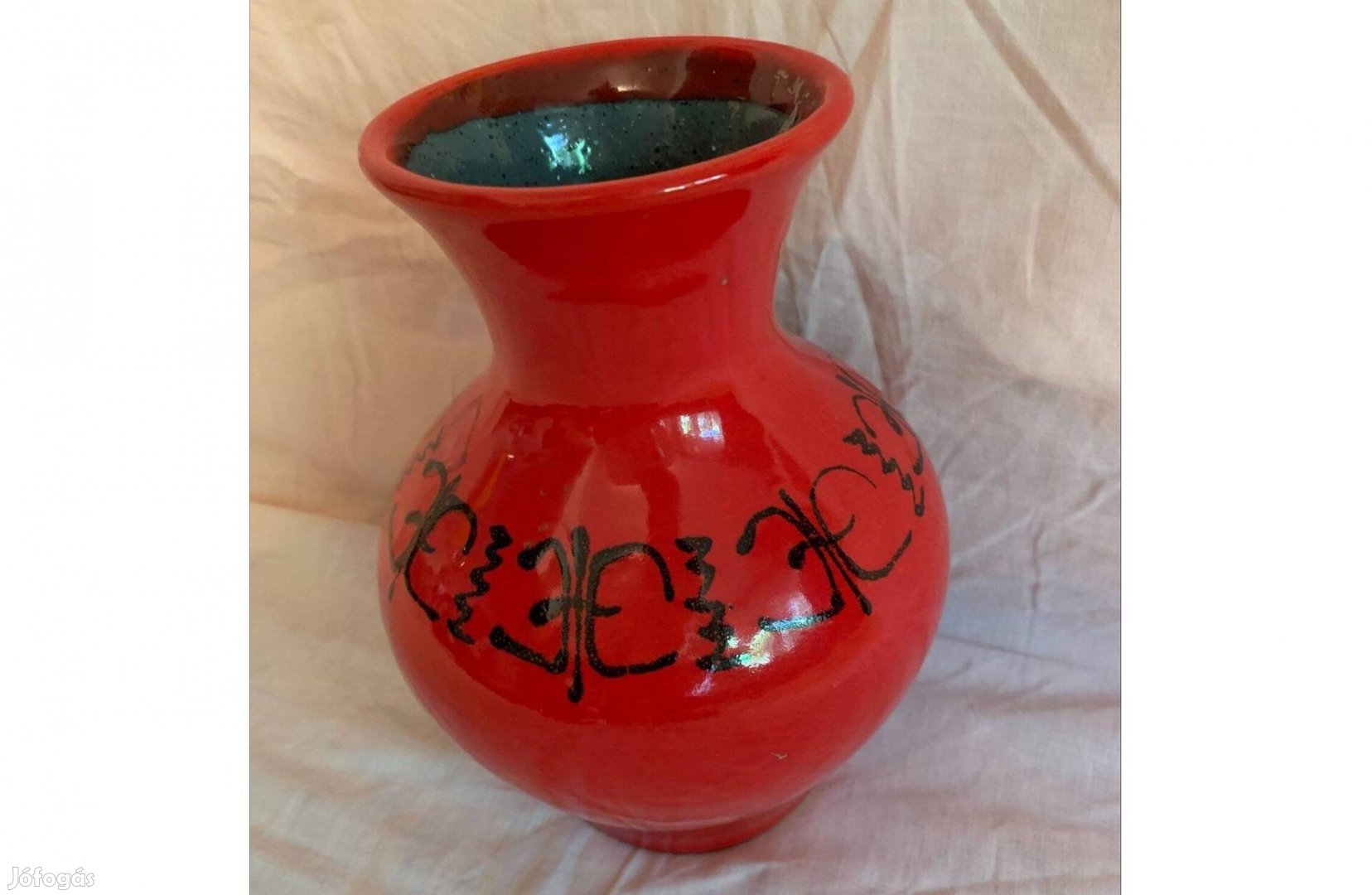 Piros váza kézzel festett díszített