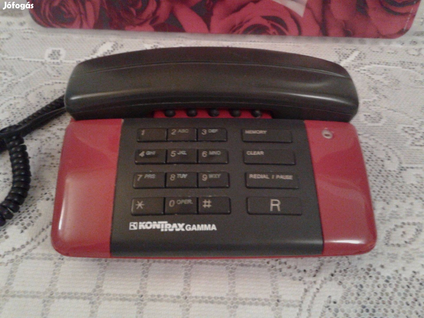 Piros vezetékes telefon működő