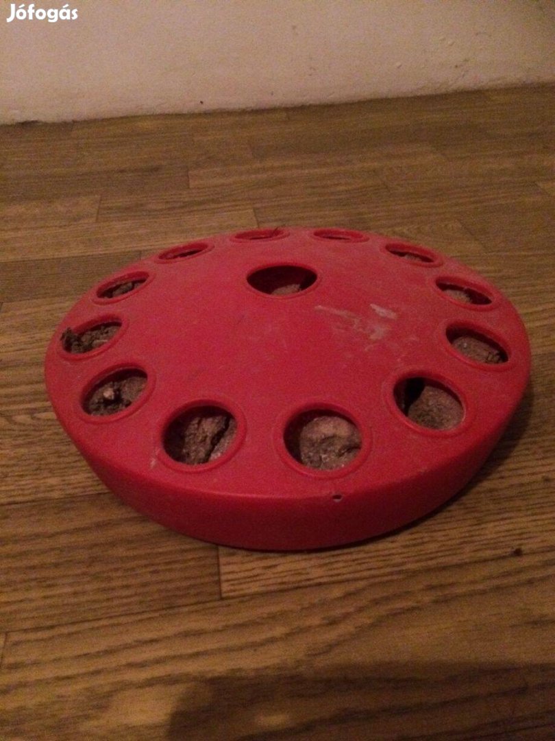 Piros viragcserep, sok kis viragoknak