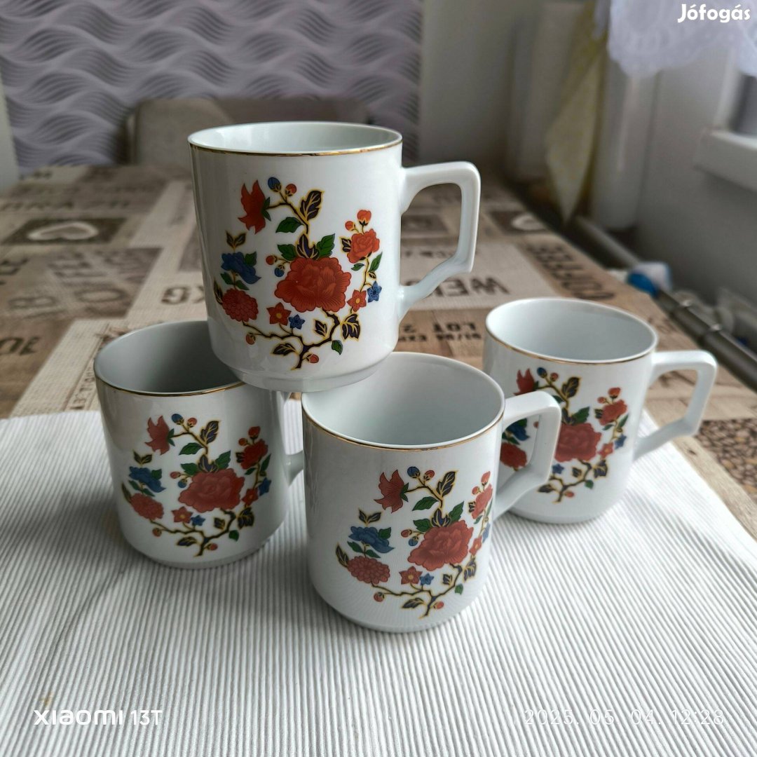 Piros virágos porcelán bögre , pohár 4 db eladó! 15 x 23 cm