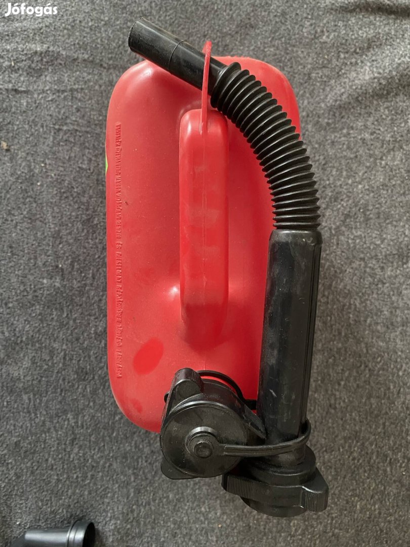 Pirosszínű üzemanyagkanna (műanyag), flexibilis csővel