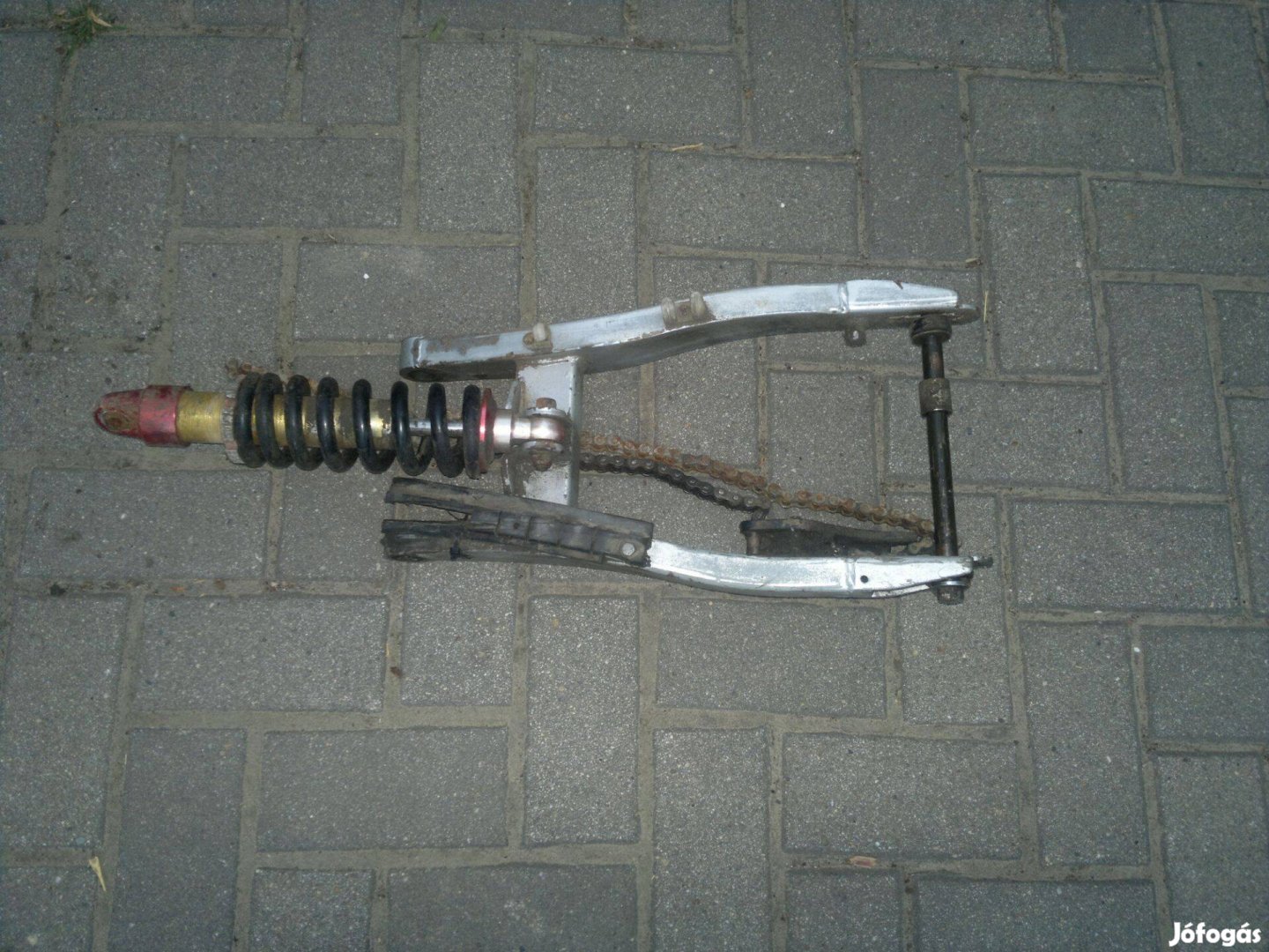 Pitbike hátso lengövilla lengéscsillapitoval, meghajto lánccal