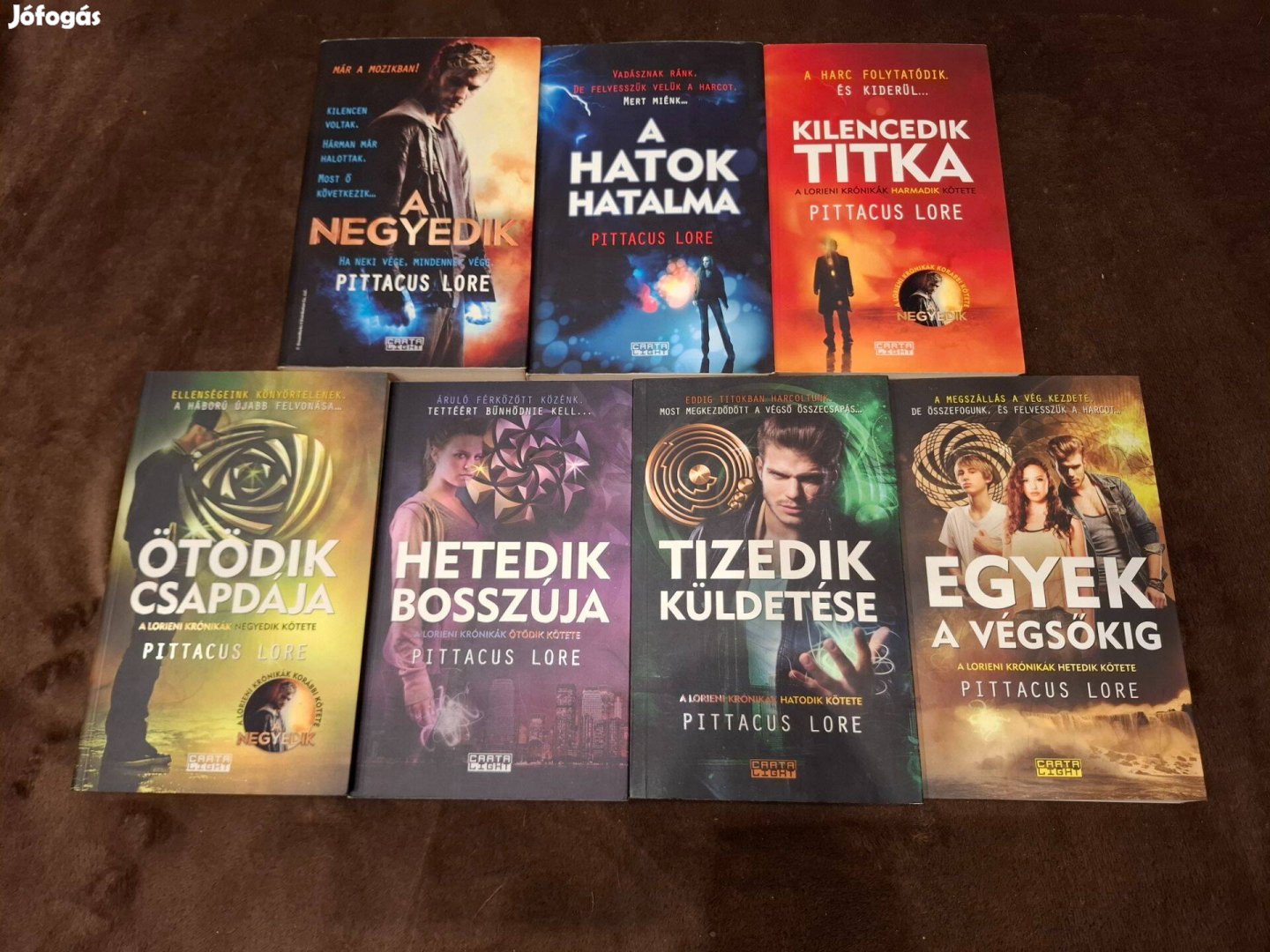 Pittacus Lore: Lorieni Krónikák sorozat