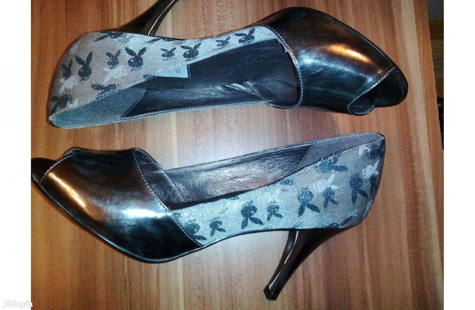 Playboy klasszikus magassarkú cipő