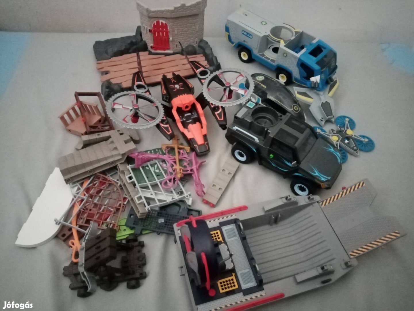 Playmobil csomag sok figurával, járművekkel