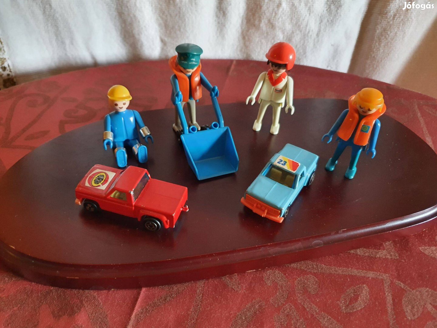 Playmobil játékfigurák és autók