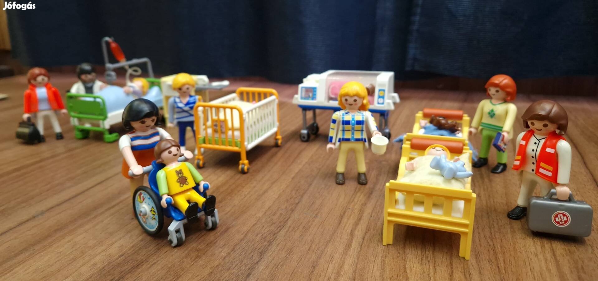 Playmobil kórházi felszerelés, figurákkal eladó 