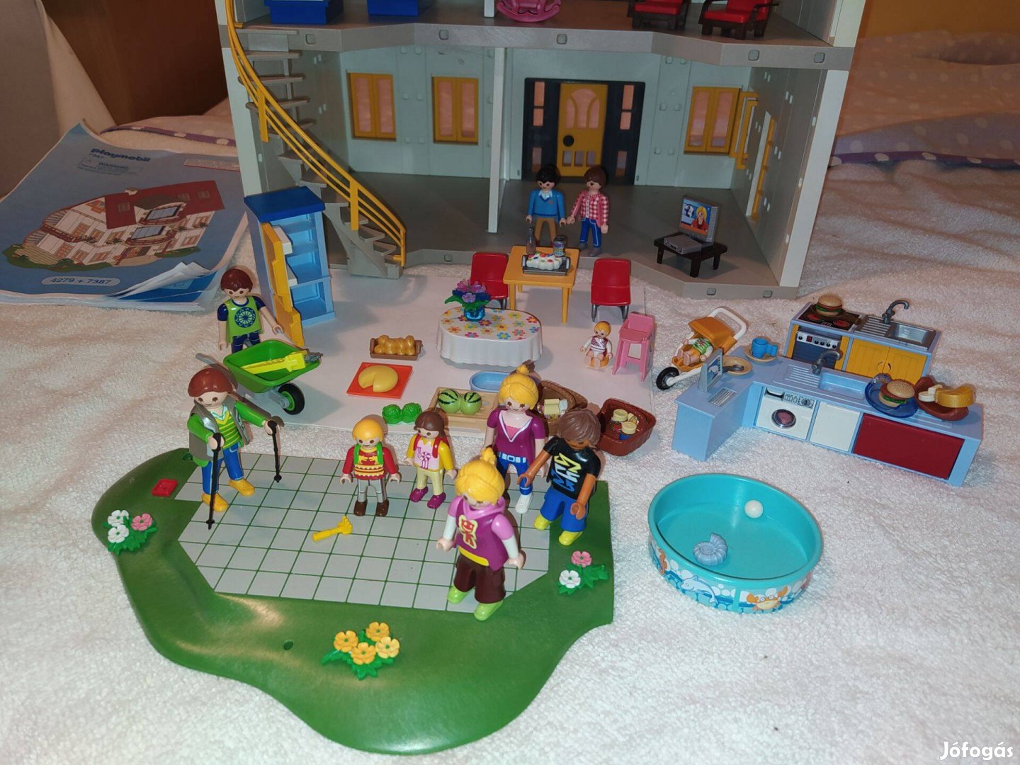 Playmobil lakóház figurákkal, kiegészítőkkel