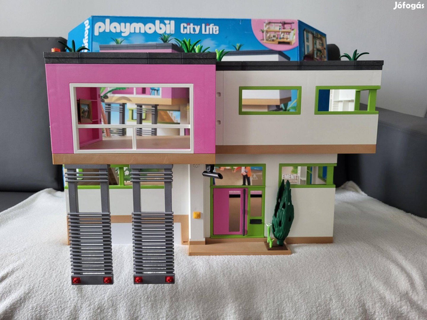 Playmobil modern ház + bútorok, úszomedence, prosche, figurák