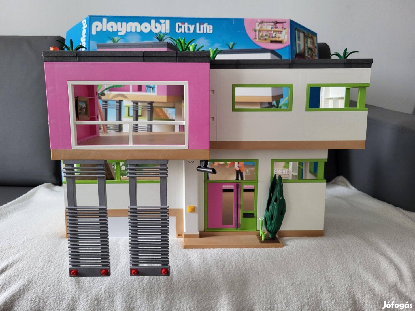 Playmobil modern ház + bútorok, úszómedence, prosche, figurák