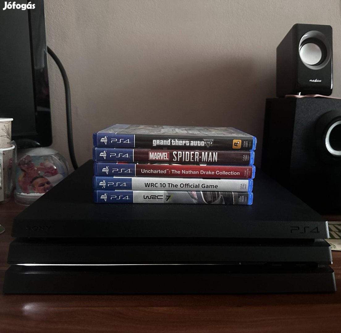 Playstation 4 Pro + 5 Játék...