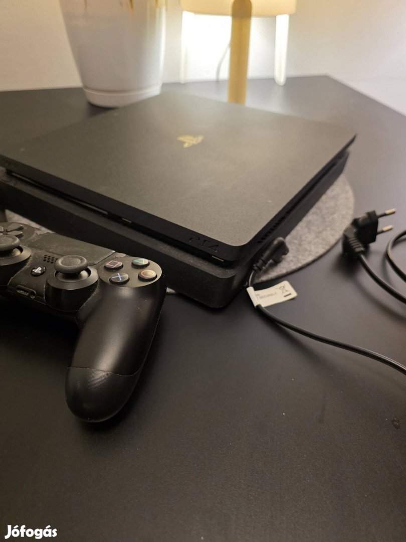 Playstation 4 Slim - 2 kontrollerrel