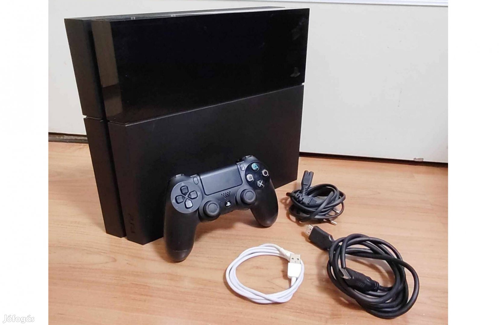 Playstation 4 (500GB) + 1 kontroller + kábelei - takarítva-pasztázva