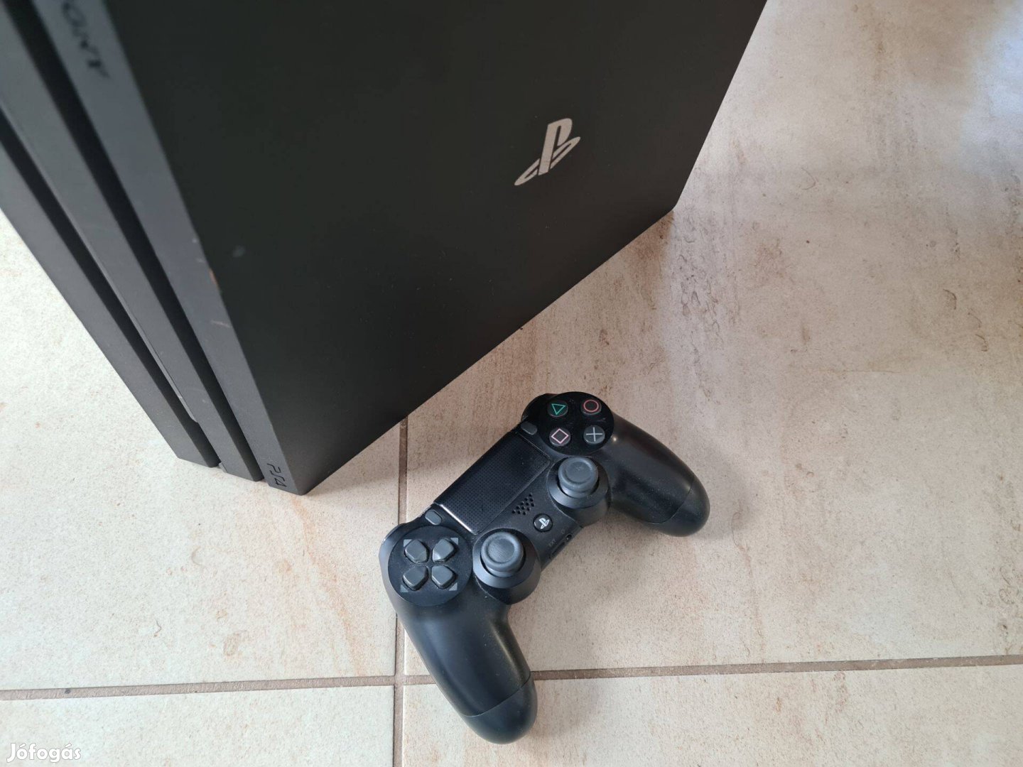 Playststion 4 Pro PS4 Pro 1 TB + Dualshock 4 kontroller + tartozékok