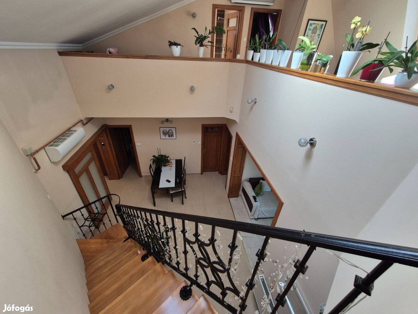 Plaza közelében 150 nm-es belső szintes nívós lakás