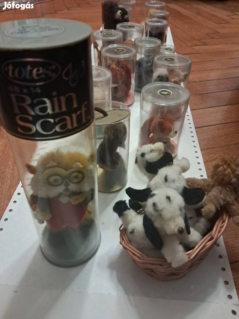 Plüss állatok gyűjteménye dobozban