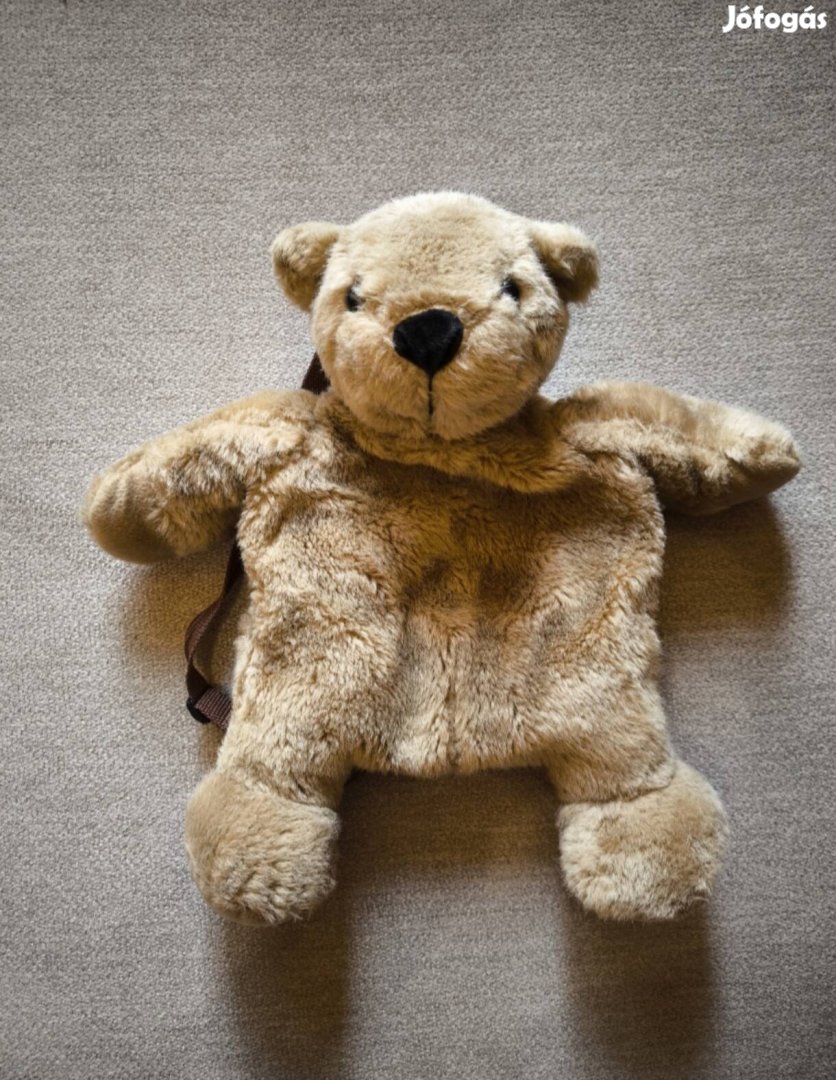 Plüss maci hátizsák.