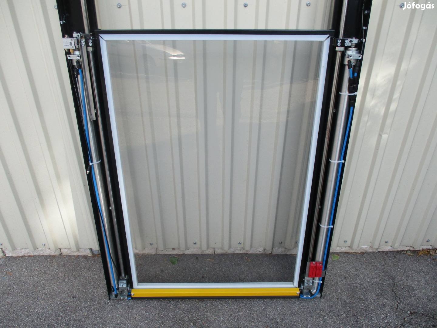 Pneumatikus müködtetésű ajtó biztonsági ajtó