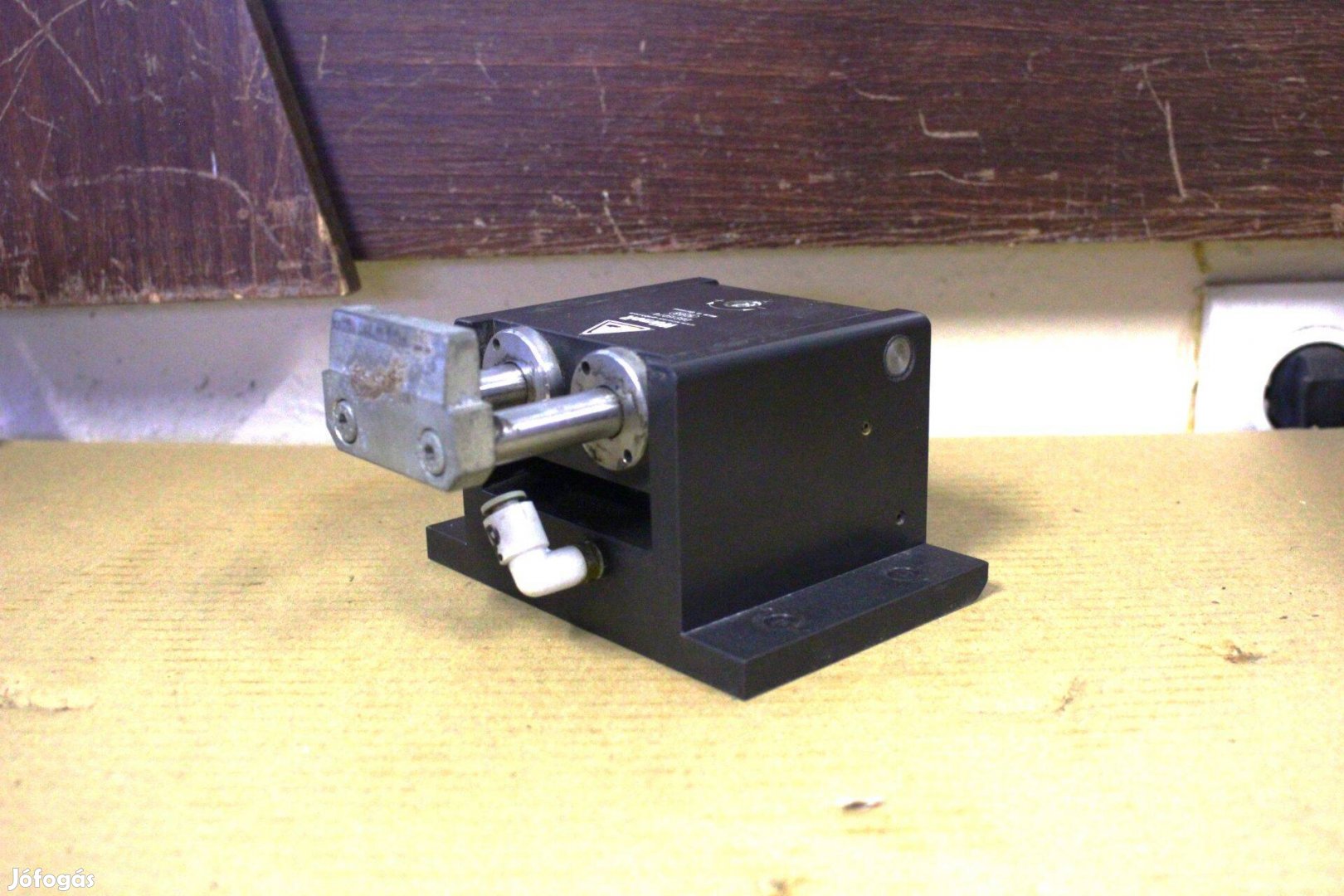 Pneumatikus munkahenger elválasztó stopper ütköző