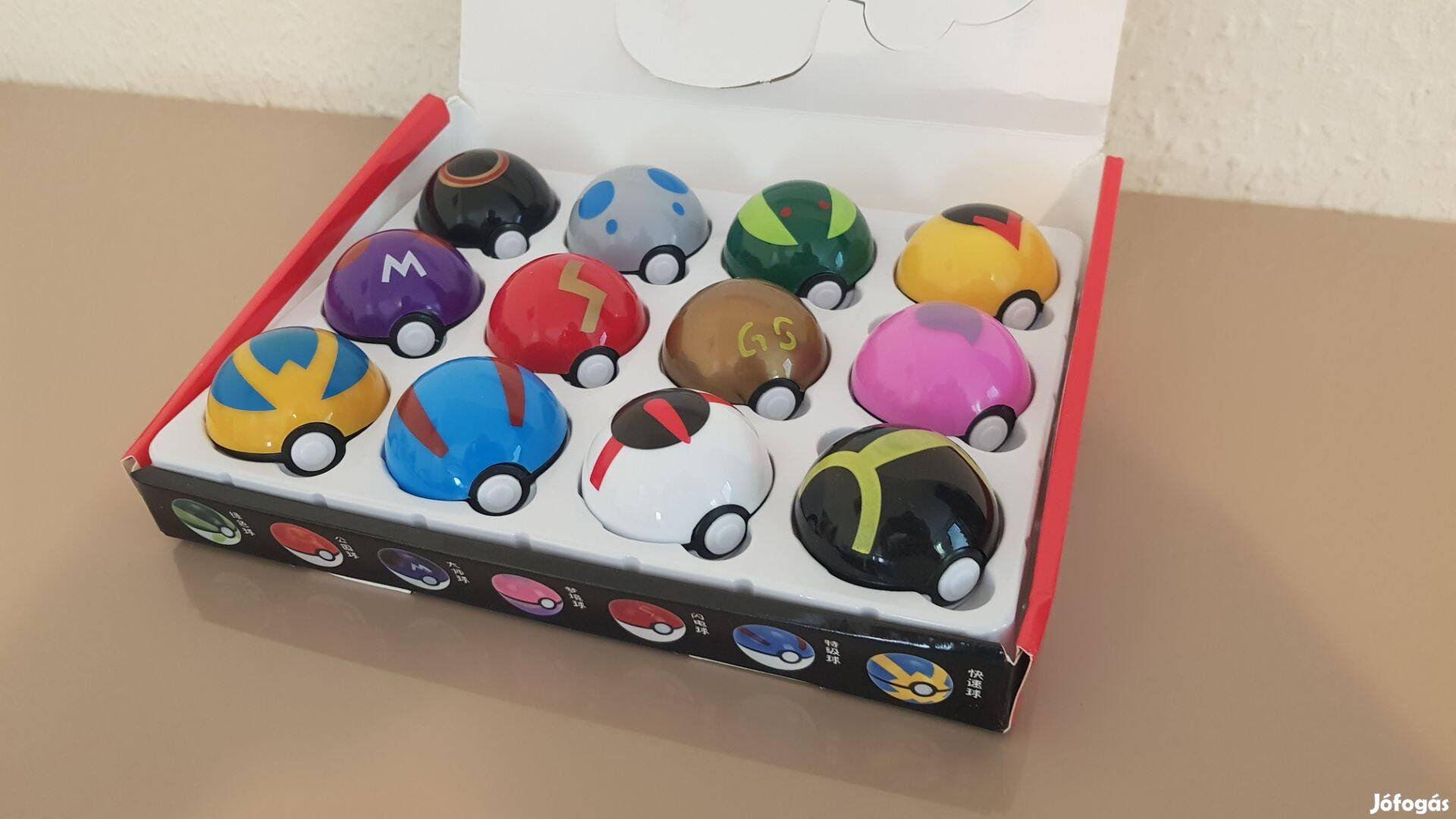 Pokélabda 1 doboz/12db figura + 3 kártya díszdoboz Új Készleten számlá