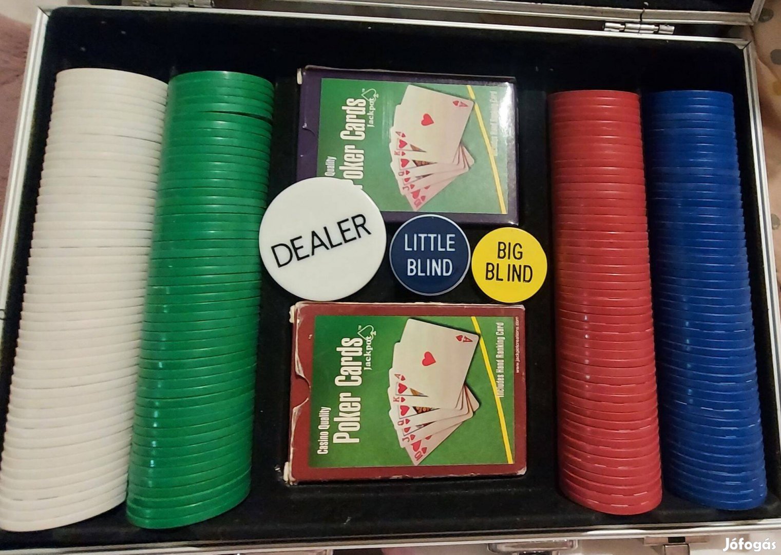 Poker jatek zsetonnal fem dobozban