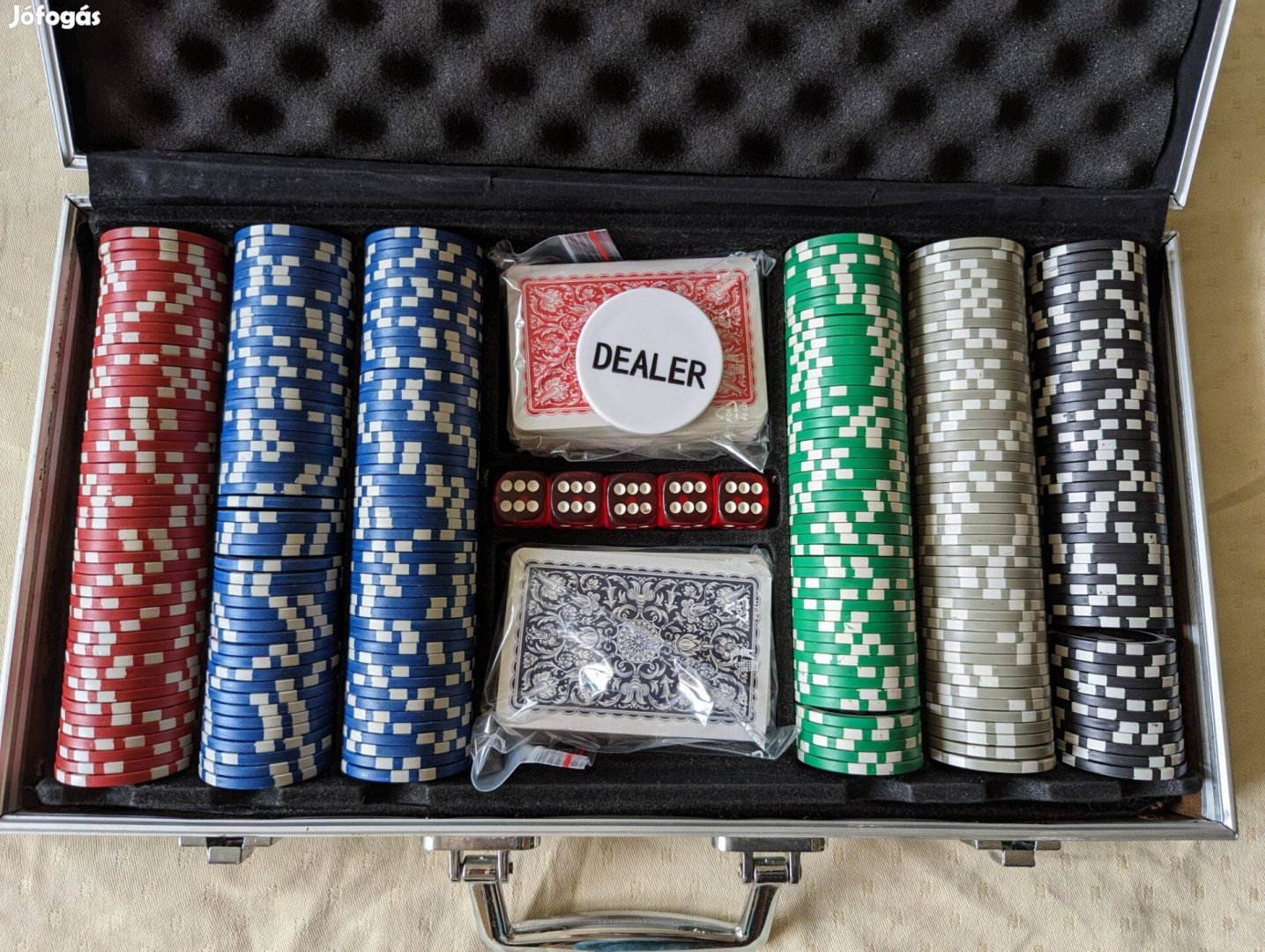 Poker készlet 300 darabos, hiánytalan, fém kofferben